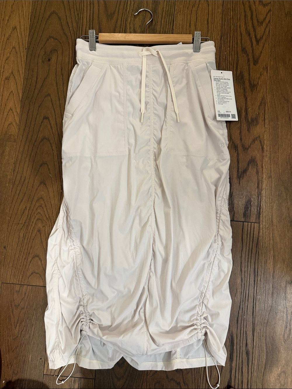 Lululemon brand new Women’s Drawstring Ruched Midi Skirt in Light Cream size xs